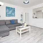And With Parking Space Baska, Krk - 19215 Gostinjska kuća 3*