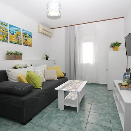 Guest house And With Parking Space Baska, Krk - 19215 Baska (Krk)