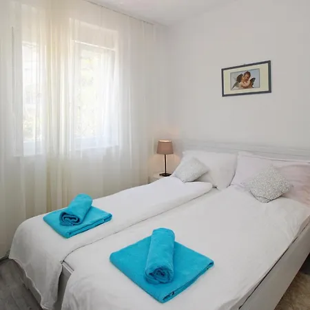 Guest house And With Parking Space Baska, Krk - 19215 Baska (Krk)