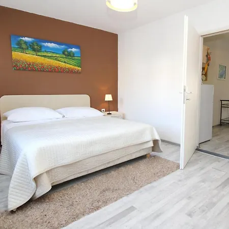 Guest house And With Parking Space Baska, Krk - 19215 Baska (Krk)